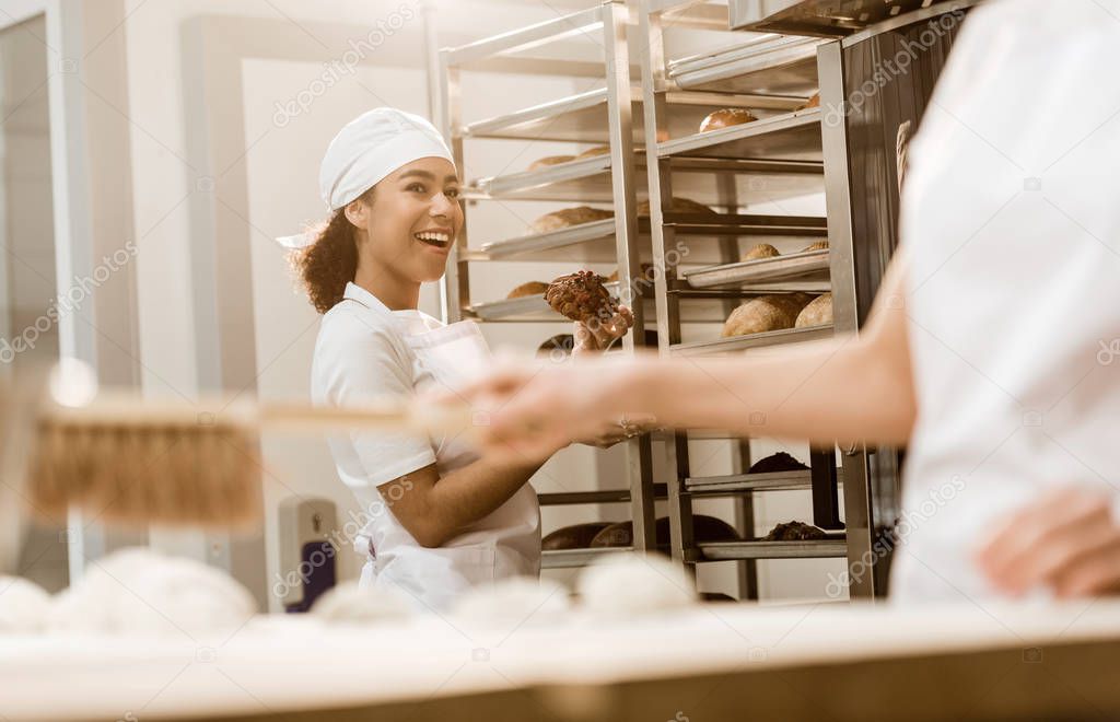 Reparto produttivo leggero con macchinari e corsie pulite