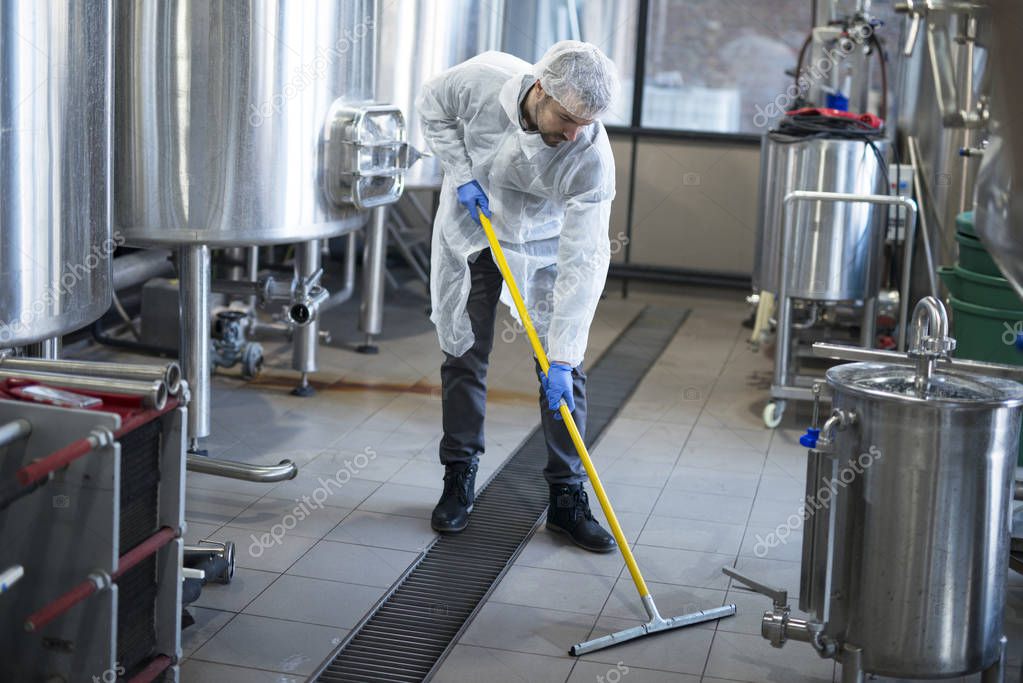 Capannone industriale pulito con corsie ordinate