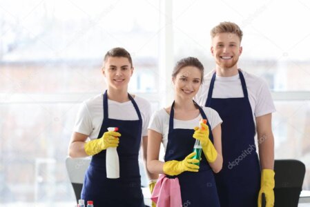 Squadra di operatori Green&Clean al lavoro in un condominio