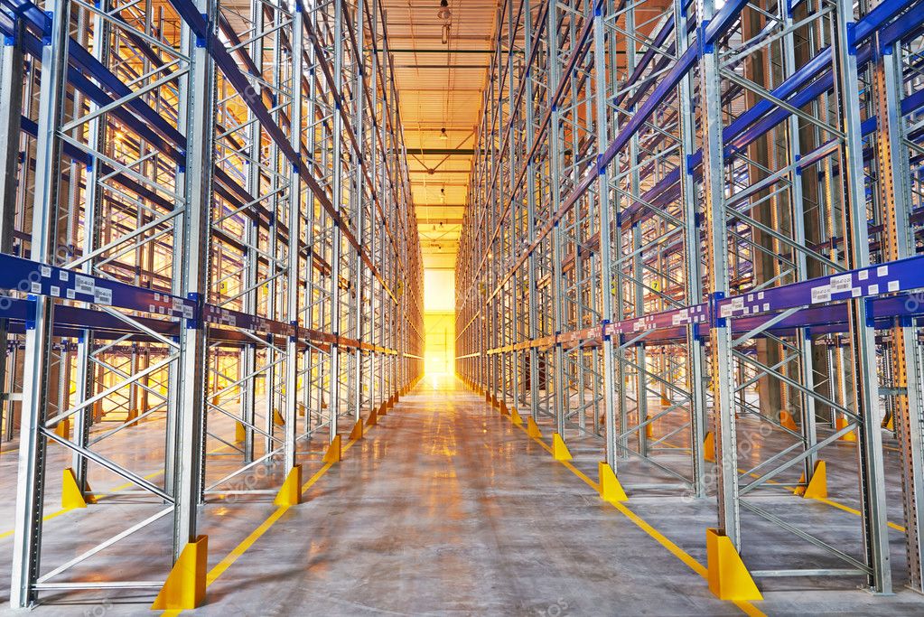 Corsia di magazzino ordinata con scaffalature e pavimento pulito