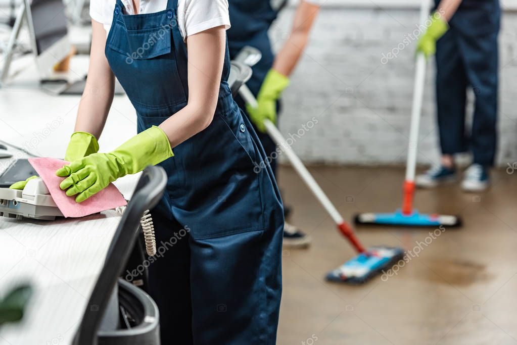 Ufficio moderno durante le pulizie professionali
