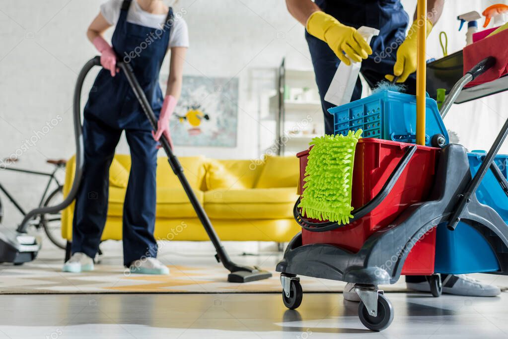 Soggiorno di appartamento ordinato e pulito