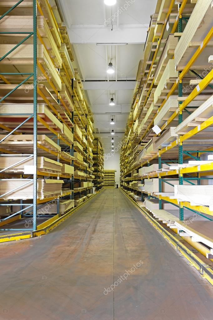 Centro distribuzione con scaffalature alte e corsie pulite