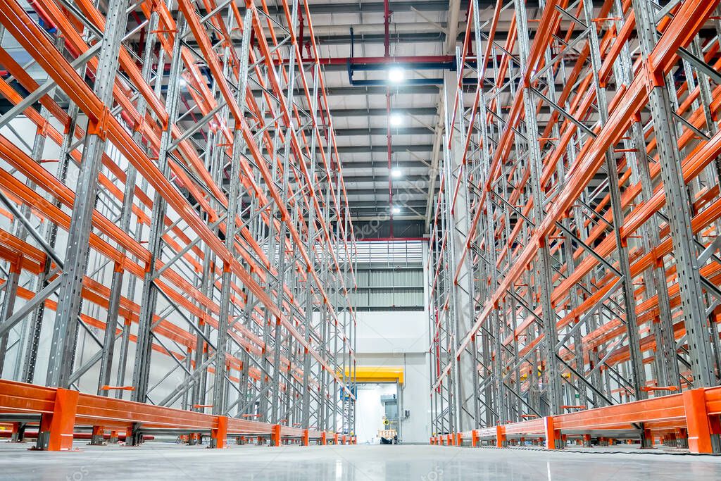 Magazzino di logistica urbana con corsie ordinate