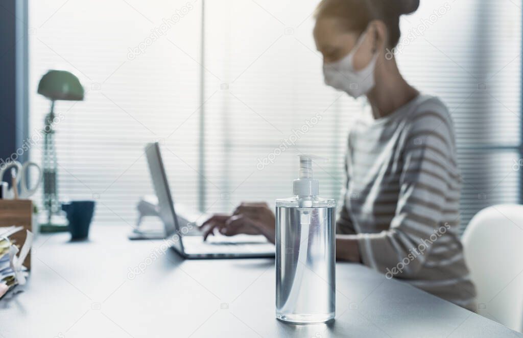 Sanificazione delle postazioni di lavoro in un ufficio