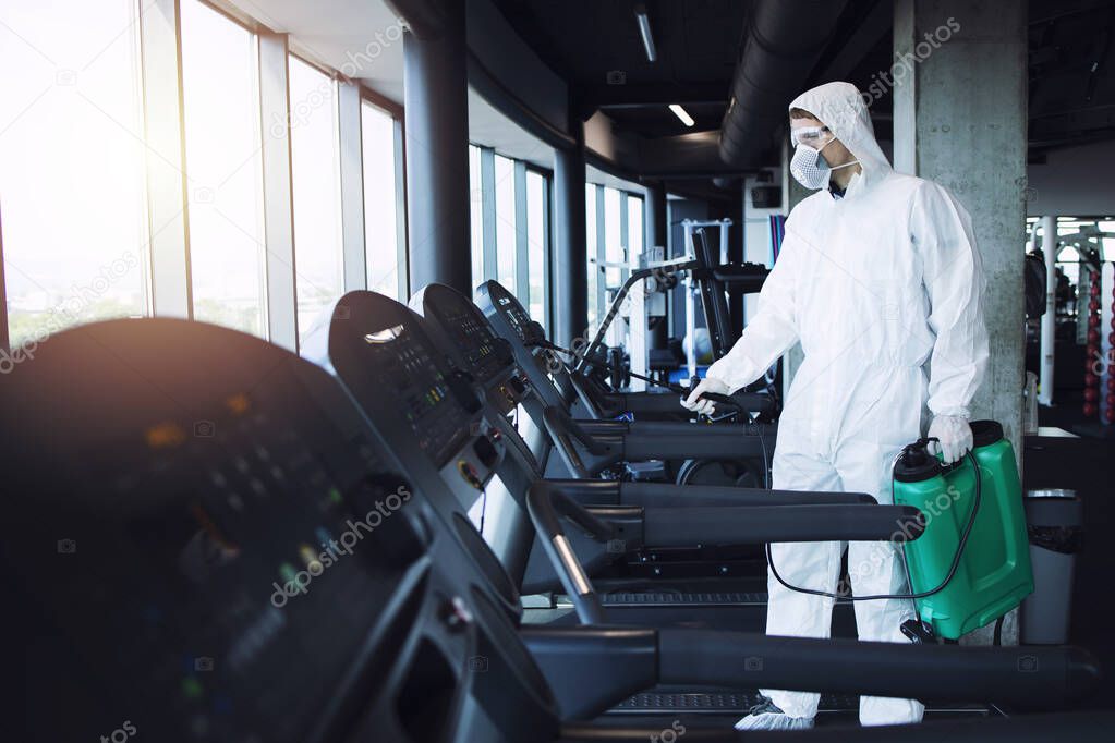 Sanificazione degli attrezzi in una palestra