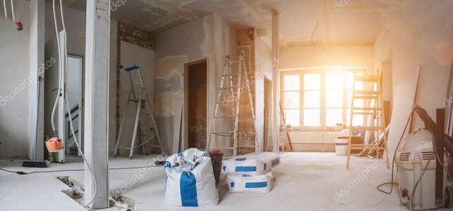 Operatore che pulisce un appartamento dopo i lavori edili