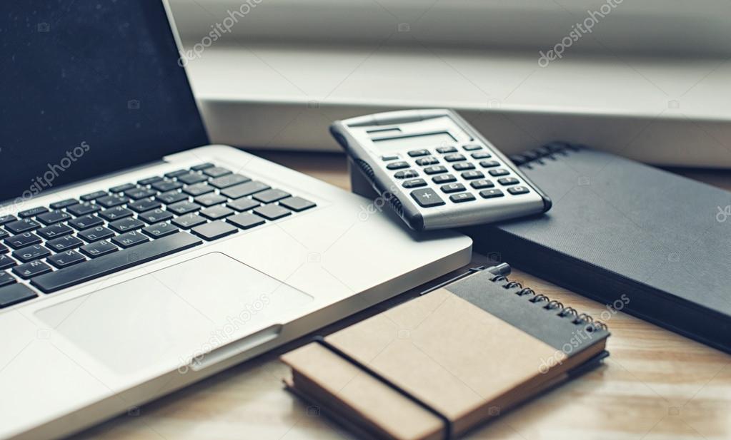 Ufficio di consulenza con scrivanie ordinate e computer puliti