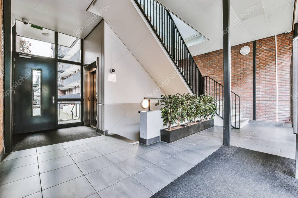 Sanificazione delle scale e del corrimano in un condominio