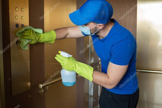 Operatore che esegue la sanificazione delle parti comuni di un condominio