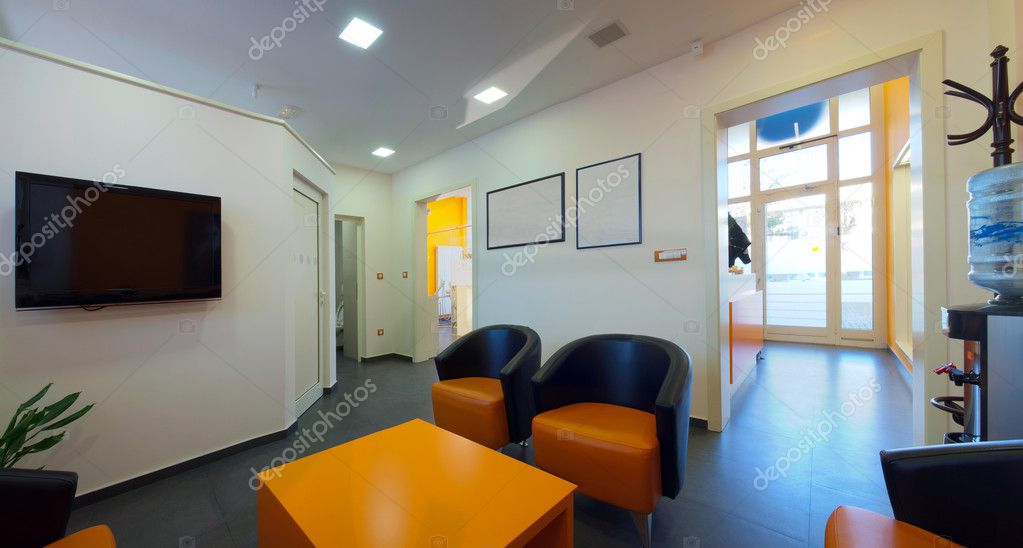 Sala d’attesa di uno studio medico luminosa e igienizzata