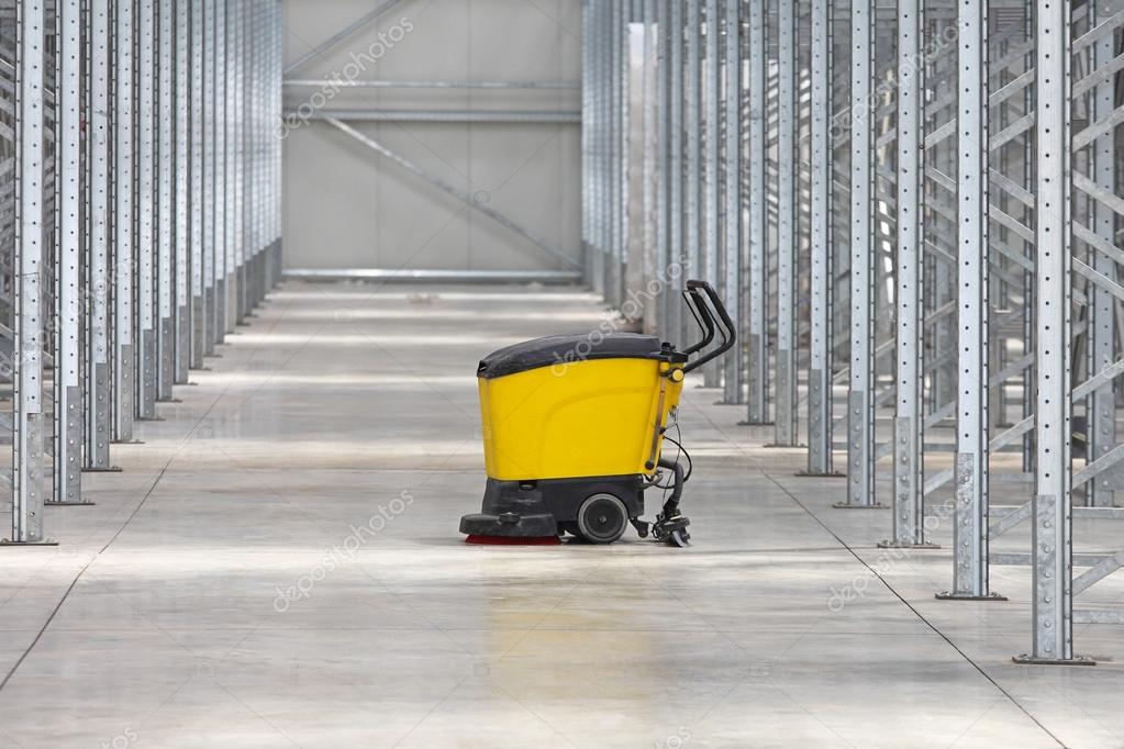 Capannone industriale con pavimento pulito