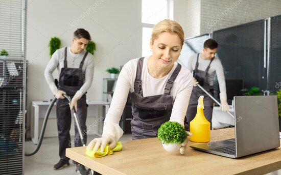 Ufficio moderno con scrivanie ordinate durante le pulizie